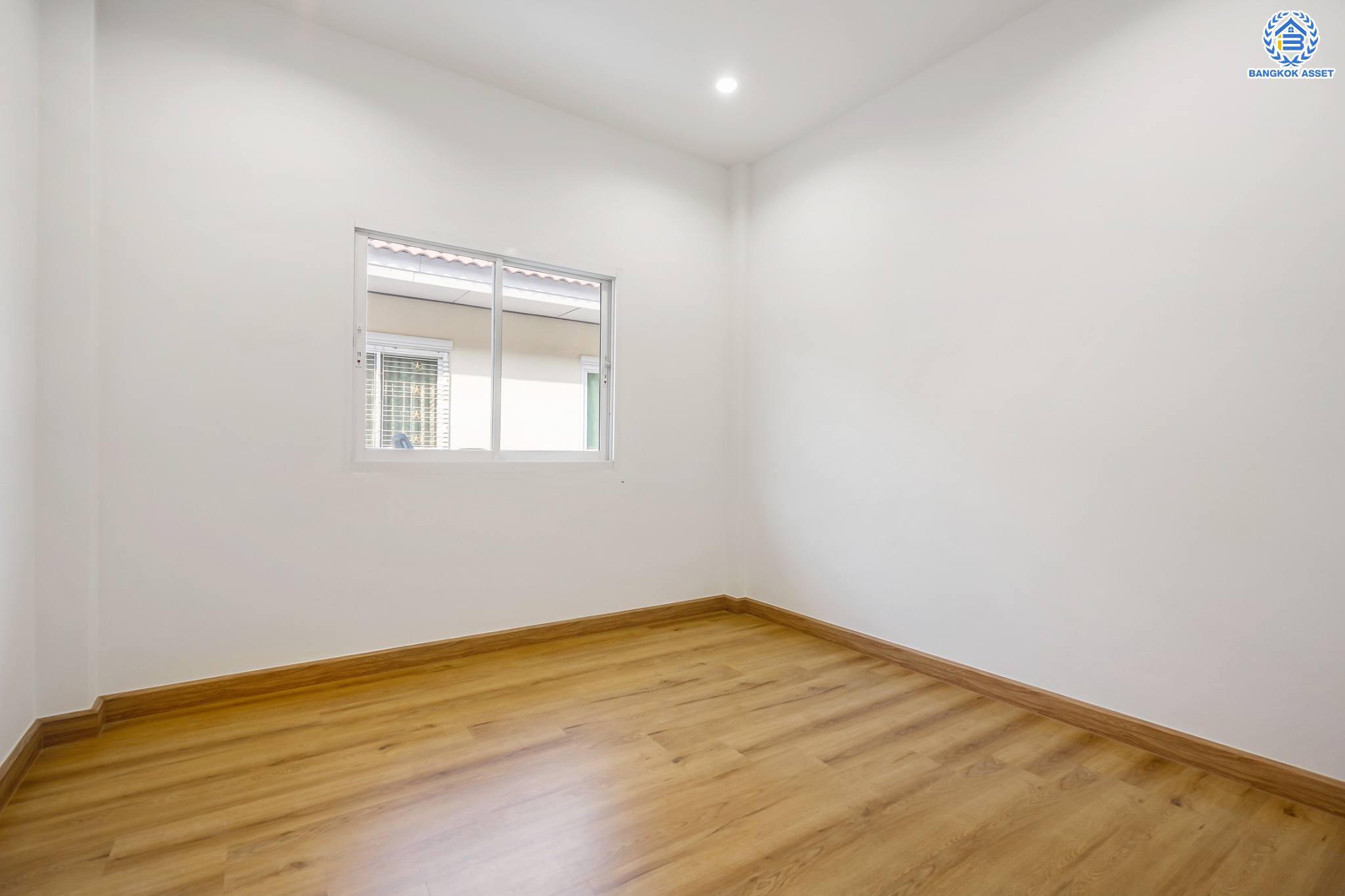 บ้านมือสองตกแต่งใหม่ ม.มณฑล8 ทวีวัฒนา ทาวน์เฮ้าส์เนื้อที่ 22.5 ตร.ว. ฟังก์ชัน 3 ห้องนอน 1 ห้องน้ำ 1 ห้องอเนกประสงค์ 1 ที่จอดรถ เชื่อมต่อทุกการเดินทางทั้ง ถ.เพชกษม, ถ.พุทธมณฑลสาย3, ถ.กาญจนาภิเษก ใกล้เดอะมอลล์บางแค และรถไฟฟ้าสายสีน้ำเงิน "สถานีหลักสอง"